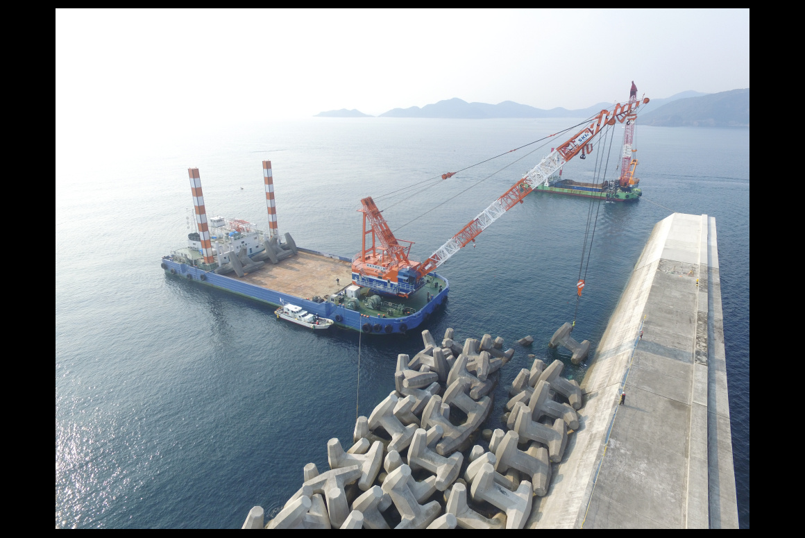 平成30年度細島港(外港地区)防波堤(南沖)消波ブロック据付工事